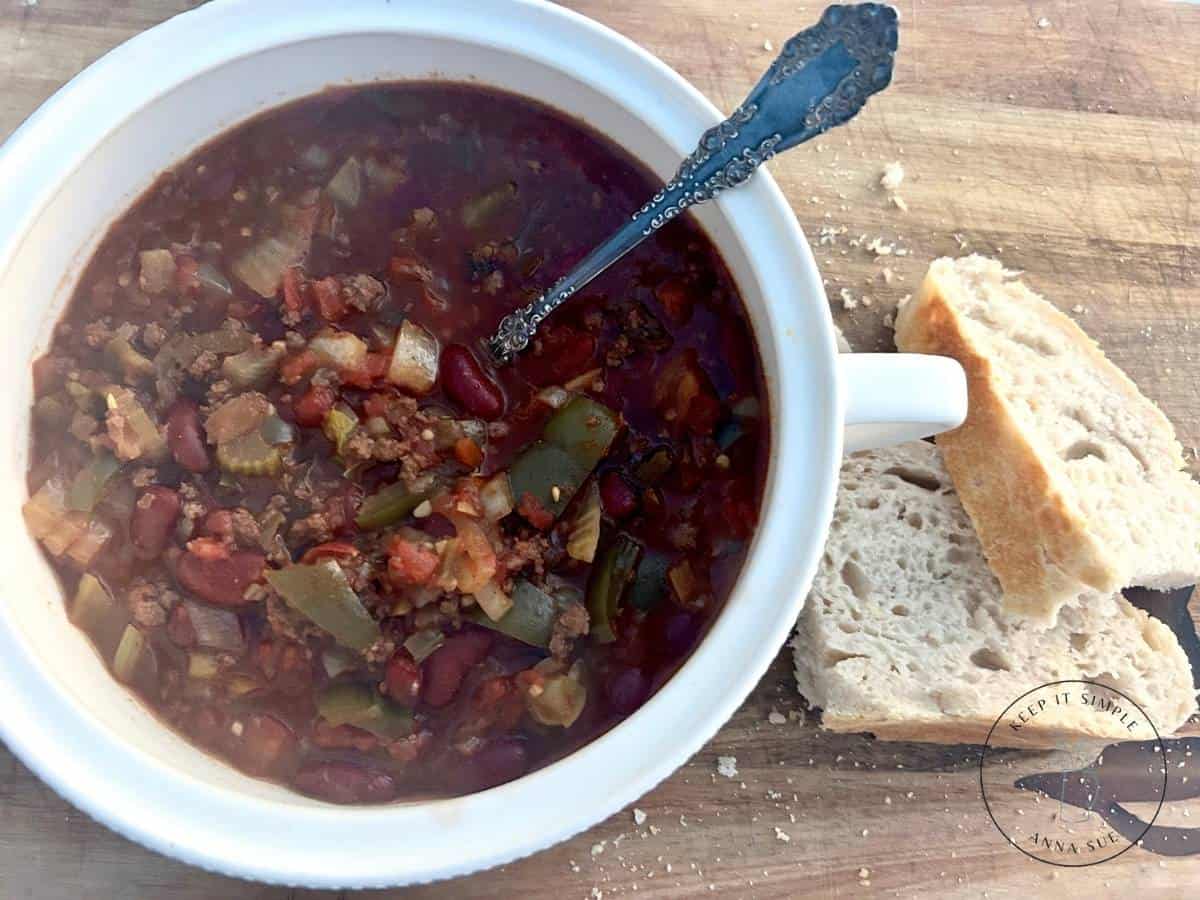 overhead-of-a-vintage-bowl-full-of-chili-and-slices-of-bread.jpg